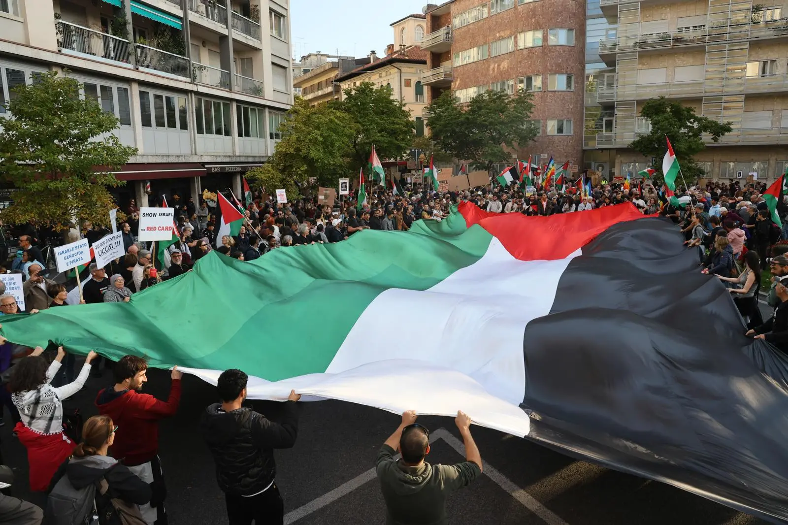 Migliaia di persone con la bandiera della Palestina che sventola e dà il via: è partito da piazza della Repubblica il corteo ProPal. I manifestanti attraverseranno il centro di Udine per dirigersi in piazza Primo Maggio. "Free Palestine", "fermate il genocidio" tra i cori dei partecipanti all'evento che, secondo gli organizzatori, sono oltre 10 mila.