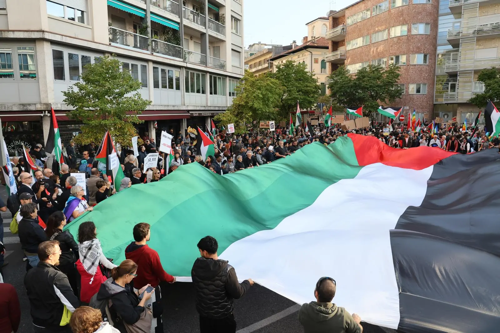 Migliaia di persone con la bandiera della Palestina che sventola e dà il via: è partito da piazza della Repubblica il corteo ProPal. I manifestanti attraverseranno il centro di Udine per dirigersi in piazza Primo Maggio. "Free Palestine", "fermate il genocidio" tra i cori dei partecipanti all'evento che, secondo gli organizzatori, sono oltre 10 mila.