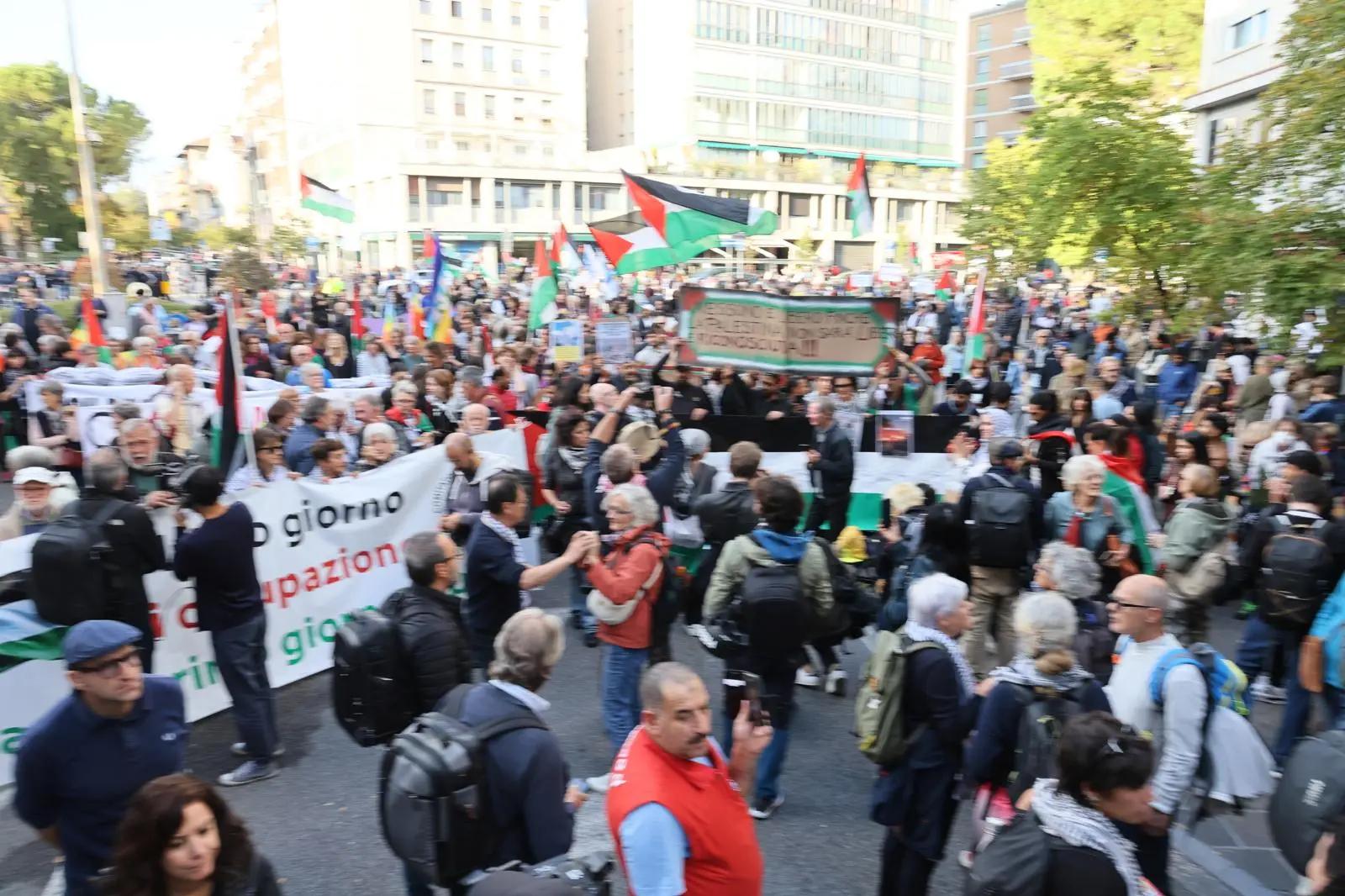 Migliaia di persone con la bandiera della Palestina che sventola e dà il via: è partito da piazza della Repubblica il corteo ProPal. I manifestanti attraverseranno il centro di Udine per dirigersi in piazza Primo Maggio. "Free Palestine", "fermate il genocidio" tra i cori dei partecipanti all'evento che, secondo gli organizzatori, sono oltre 10 mila.