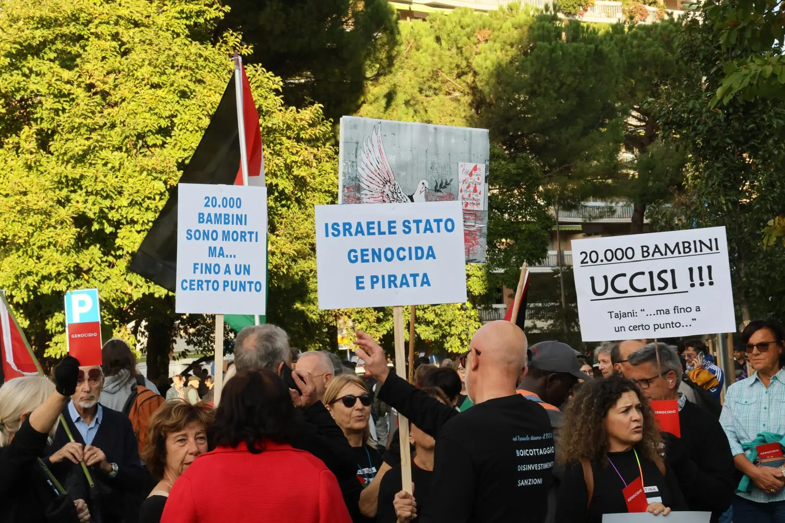 Migliaia di persone con la bandiera della Palestina che sventola e dà il via: è partito da piazza della Repubblica il corteo ProPal. I manifestanti attraverseranno il centro di Udine per dirigersi in piazza Primo Maggio. "Free Palestine", "fermate il genocidio" tra i cori dei partecipanti all'evento che, secondo gli organizzatori, sono oltre 10 mila.