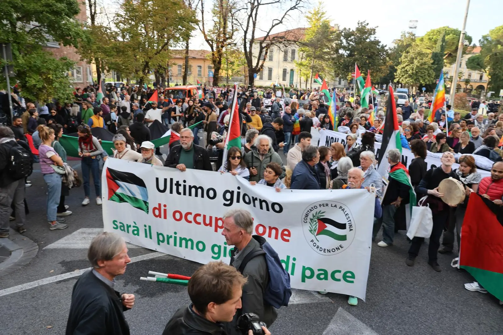 Migliaia di persone con la bandiera della Palestina che sventola e dà il via: è partito da piazza della Repubblica il corteo ProPal. I manifestanti attraverseranno il centro di Udine per dirigersi in piazza Primo Maggio. "Free Palestine", "fermate il genocidio" tra i cori dei partecipanti all'evento che, secondo gli organizzatori, sono oltre 10 mila.