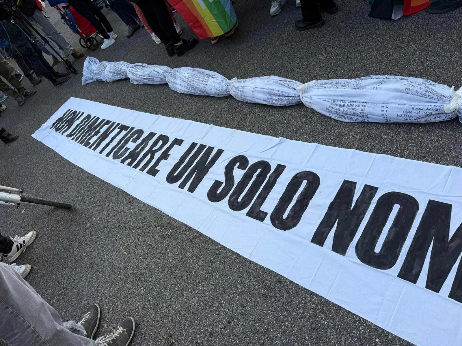 Migliaia di persone con la bandiera della Palestina che sventola e dà il via: è partito da piazza della Repubblica il corteo ProPal. I manifestanti attraverseranno il centro di Udine per dirigersi in piazza Primo Maggio. "Free Palestine", "fermate il genocidio" tra i cori dei partecipanti all'evento che, secondo gli organizzatori, sono oltre 10 mila.