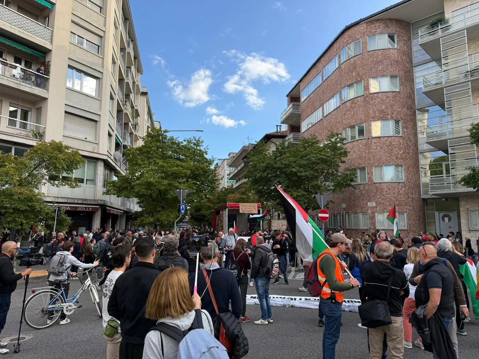 Migliaia di persone con la bandiera della Palestina che sventola e dà il via: è partito da piazza della Repubblica il corteo ProPal. I manifestanti attraverseranno il centro di Udine per dirigersi in piazza Primo Maggio. "Free Palestine", "fermate il genocidio" tra i cori dei partecipanti all'evento che, secondo gli organizzatori, sono oltre 10 mila.