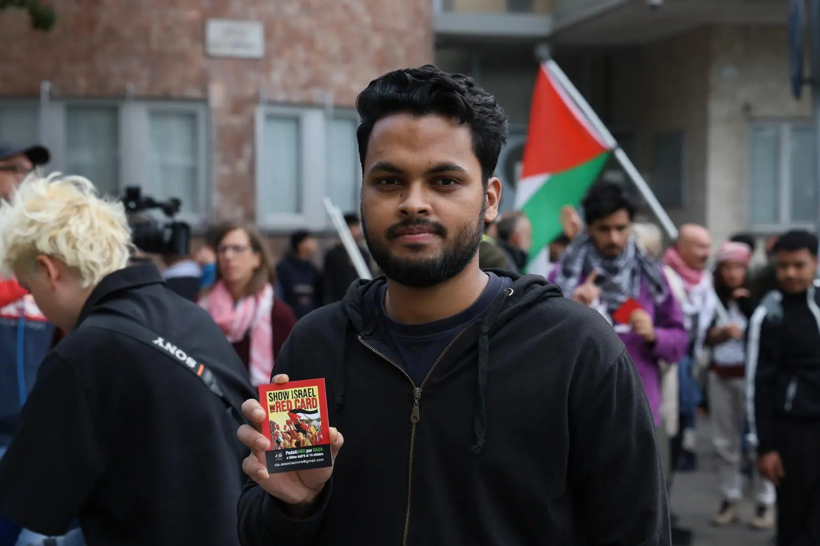 Migliaia di persone con la bandiera della Palestina che sventola e dà il via: è partito da piazza della Repubblica il corteo ProPal. I manifestanti attraverseranno il centro di Udine per dirigersi in piazza Primo Maggio. "Free Palestine", "fermate il genocidio" tra i cori dei partecipanti all'evento che, secondo gli organizzatori, sono oltre 10 mila.