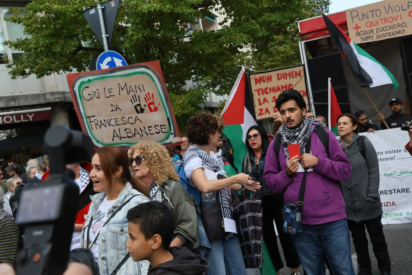 Migliaia di persone con la bandiera della Palestina che sventola e dà il via: è partito da piazza della Repubblica il corteo ProPal. I manifestanti attraverseranno il centro di Udine per dirigersi in piazza Primo Maggio. "Free Palestine", "fermate il genocidio" tra i cori dei partecipanti all'evento che, secondo gli organizzatori, sono oltre 10 mila.