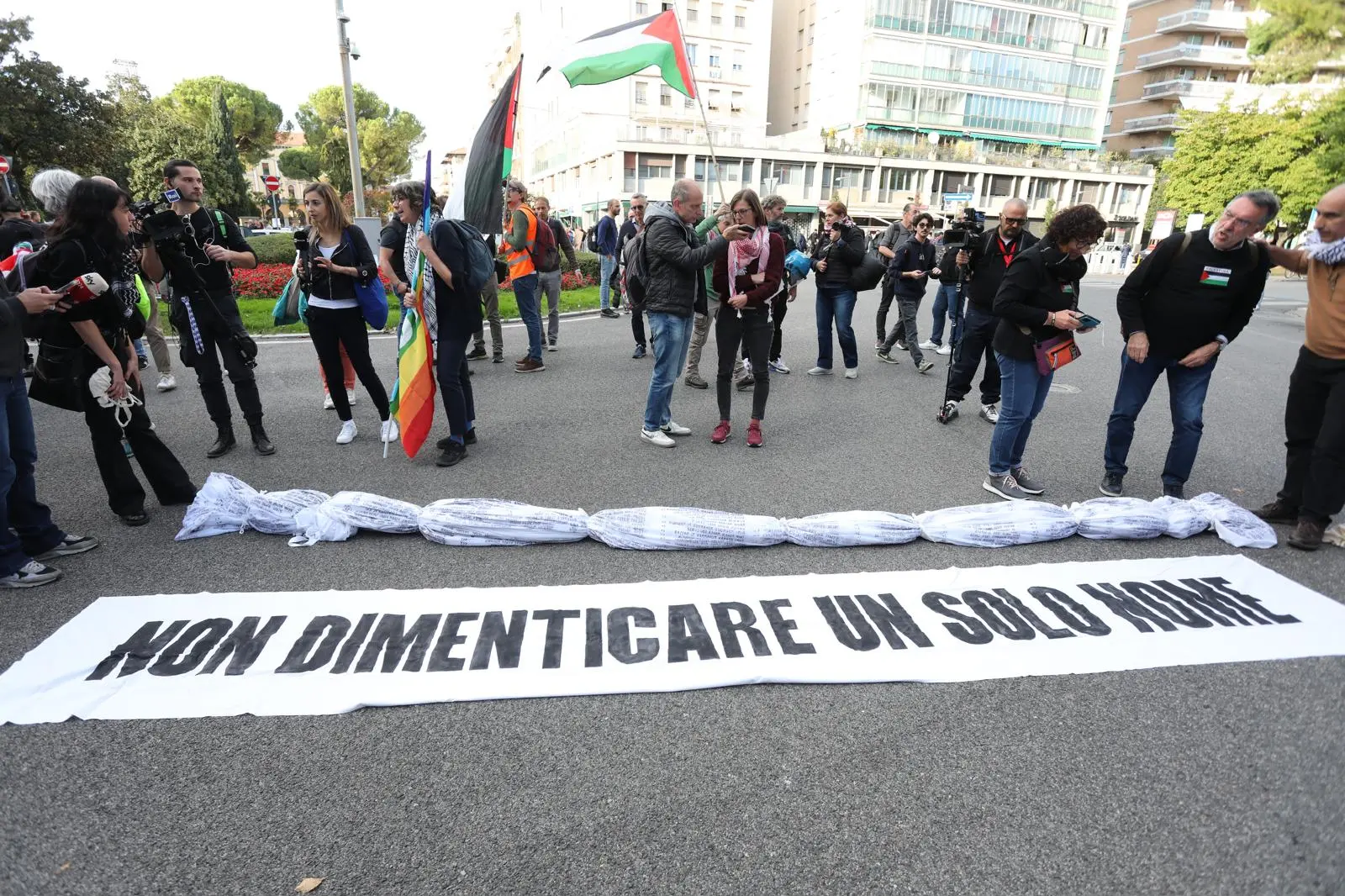 Migliaia di persone con la bandiera della Palestina che sventola e dà il via: è partito da piazza della Repubblica il corteo ProPal. I manifestanti attraverseranno il centro di Udine per dirigersi in piazza Primo Maggio. "Free Palestine", "fermate il genocidio" tra i cori dei partecipanti all'evento che, secondo gli organizzatori, sono oltre 10 mila.
