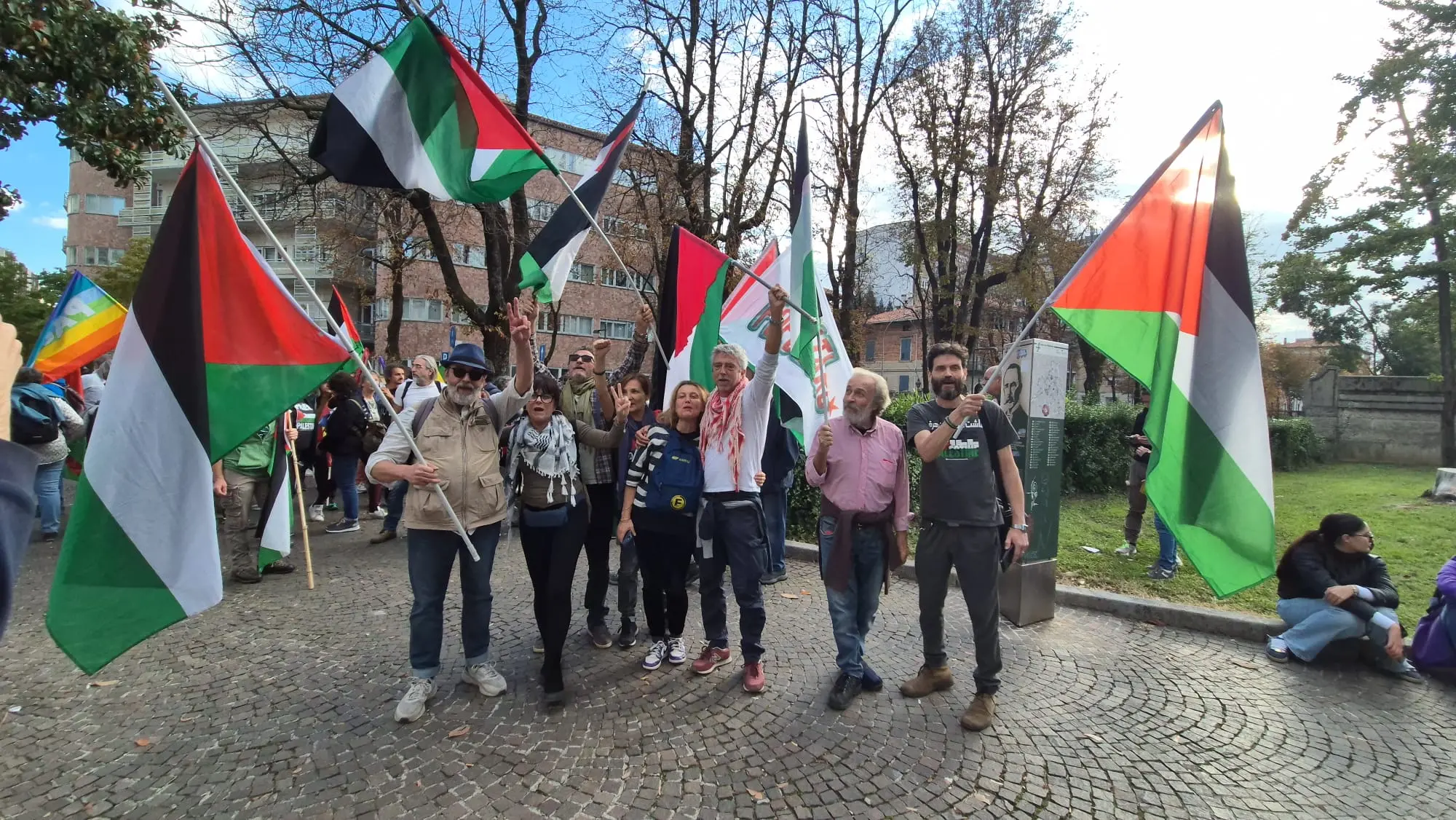 Migliaia di persone con la bandiera della Palestina che sventola e dà il via: è partito da piazza della Repubblica il corteo ProPal. I manifestanti attraverseranno il centro di Udine per dirigersi in piazza Primo Maggio. "Free Palestine", "fermate il genocidio" tra i cori dei partecipanti all'evento che, secondo gli organizzatori, sono oltre 10 mila.