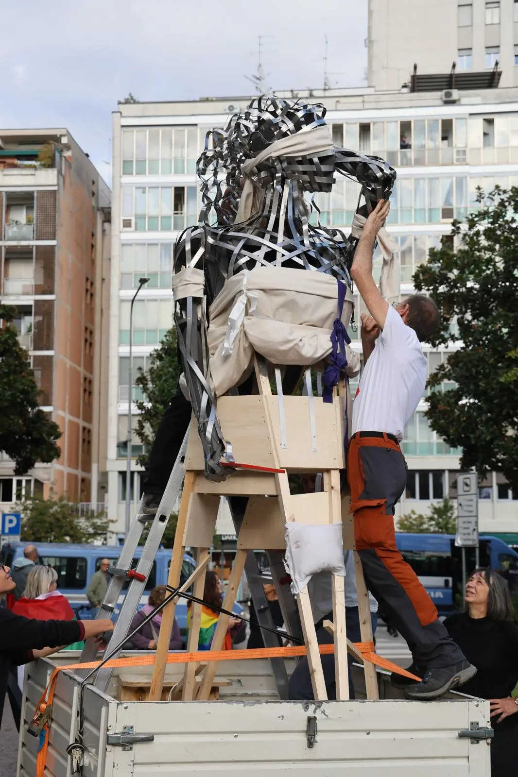 Migliaia di persone con la bandiera della Palestina che sventola e dà il via: è partito da piazza della Repubblica il corteo ProPal. I manifestanti attraverseranno il centro di Udine per dirigersi in piazza Primo Maggio. "Free Palestine", "fermate il genocidio" tra i cori dei partecipanti all'evento che, secondo gli organizzatori, sono oltre 10 mila.