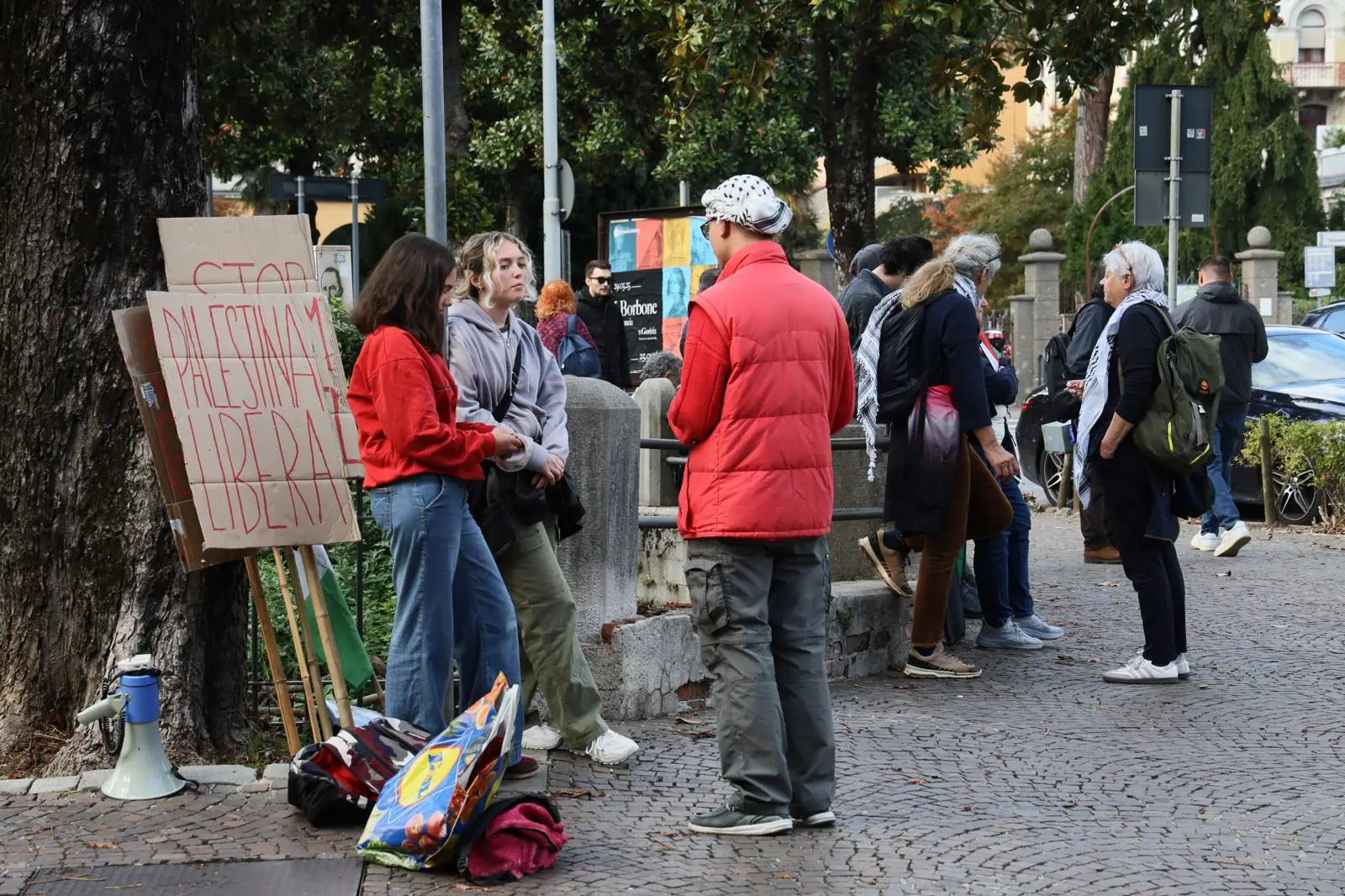 Migliaia di persone con la bandiera della Palestina che sventola e dà il via: è partito da piazza della Repubblica il corteo ProPal. I manifestanti attraverseranno il centro di Udine per dirigersi in piazza Primo Maggio. "Free Palestine", "fermate il genocidio" tra i cori dei partecipanti all'evento che, secondo gli organizzatori, sono oltre 10 mila.