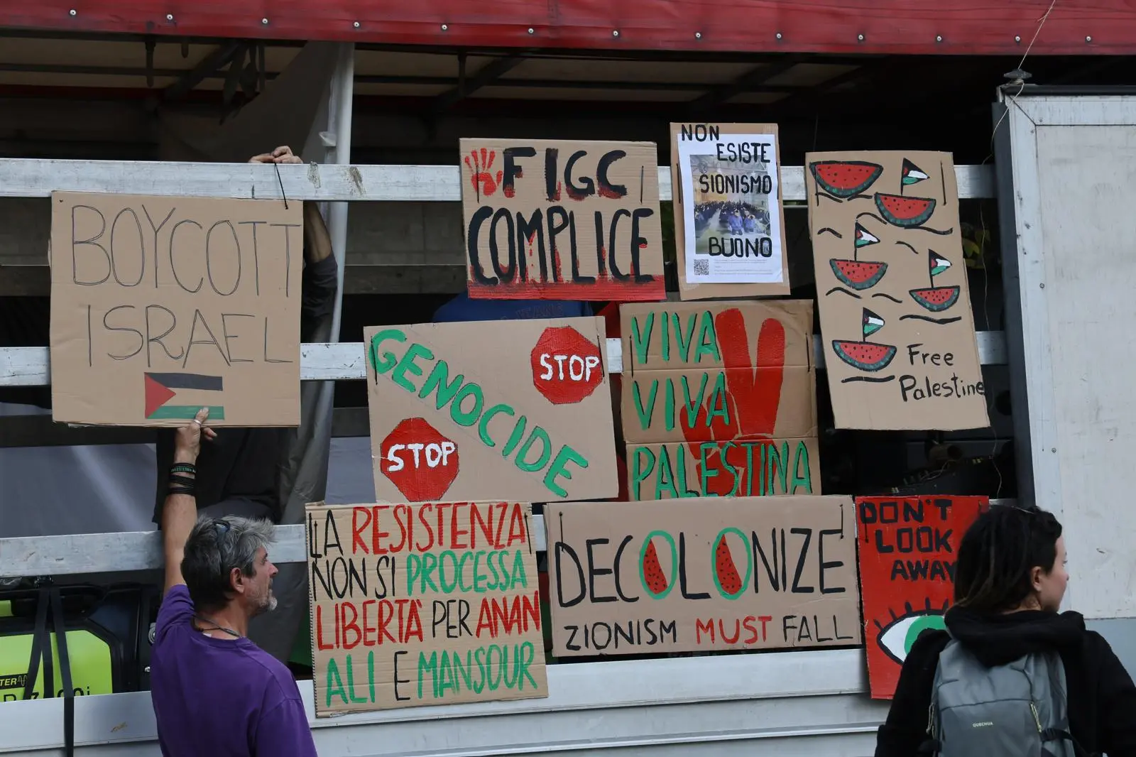 Migliaia di persone con la bandiera della Palestina che sventola e dà il via: è partito da piazza della Repubblica il corteo ProPal. I manifestanti attraverseranno il centro di Udine per dirigersi in piazza Primo Maggio. "Free Palestine", "fermate il genocidio" tra i cori dei partecipanti all'evento che, secondo gli organizzatori, sono oltre 10 mila.