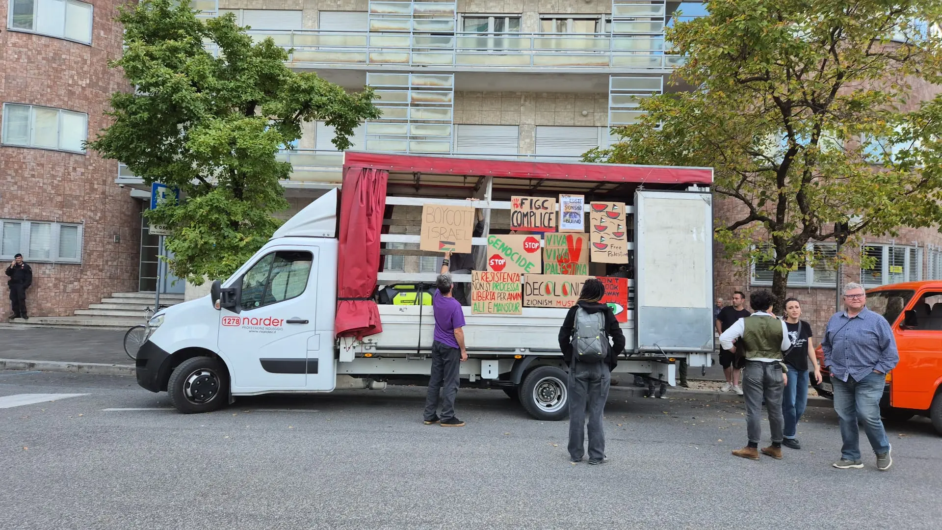 Migliaia di persone con la bandiera della Palestina che sventola e dà il via: è partito da piazza della Repubblica il corteo ProPal. I manifestanti attraverseranno il centro di Udine per dirigersi in piazza Primo Maggio. "Free Palestine", "fermate il genocidio" tra i cori dei partecipanti all'evento che, secondo gli organizzatori, sono oltre 10 mila.