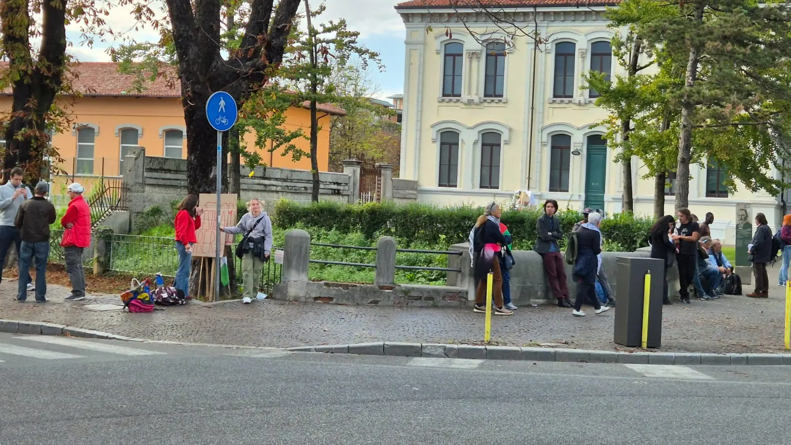 Migliaia di persone con la bandiera della Palestina che sventola e dà il via: è partito da piazza della Repubblica il corteo ProPal. I manifestanti attraverseranno il centro di Udine per dirigersi in piazza Primo Maggio. "Free Palestine", "fermate il genocidio" tra i cori dei partecipanti all'evento che, secondo gli organizzatori, sono oltre 10 mila.