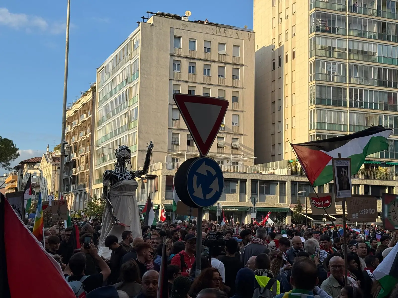 Migliaia di persone con la bandiera della Palestina che sventola e dà il via: è partito da piazza della Repubblica il corteo ProPal. I manifestanti attraverseranno il centro di Udine per dirigersi in piazza Primo Maggio. "Free Palestine", "fermate il genocidio" tra i cori dei partecipanti all'evento che, secondo gli organizzatori, sono oltre 10 mila.