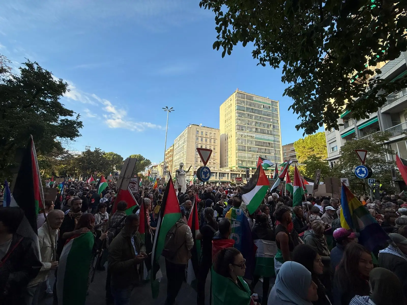 Migliaia di persone con la bandiera della Palestina che sventola e dà il via: è partito da piazza della Repubblica il corteo ProPal. I manifestanti attraverseranno il centro di Udine per dirigersi in piazza Primo Maggio. "Free Palestine", "fermate il genocidio" tra i cori dei partecipanti all'evento che, secondo gli organizzatori, sono oltre 10 mila.