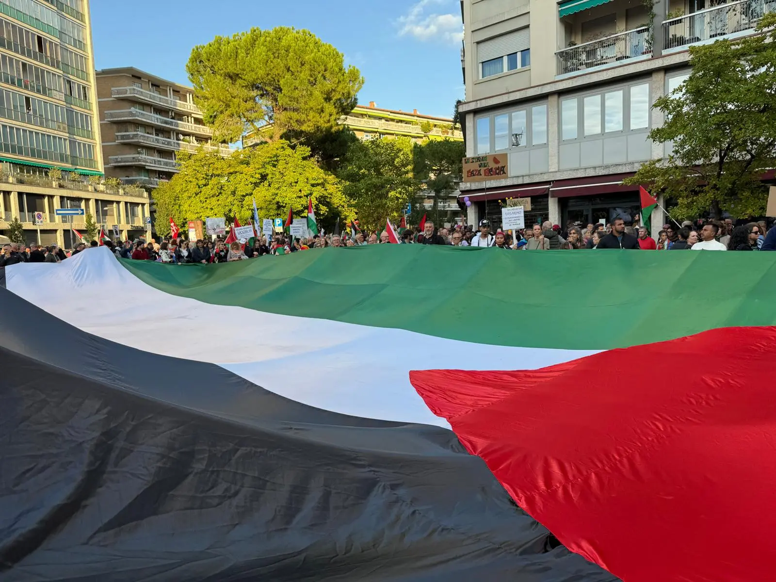 Migliaia di persone con la bandiera della Palestina che sventola e dà il via: è partito da piazza della Repubblica il corteo ProPal. I manifestanti attraverseranno il centro di Udine per dirigersi in piazza Primo Maggio. "Free Palestine", "fermate il genocidio" tra i cori dei partecipanti all'evento che, secondo gli organizzatori, sono oltre 10 mila.