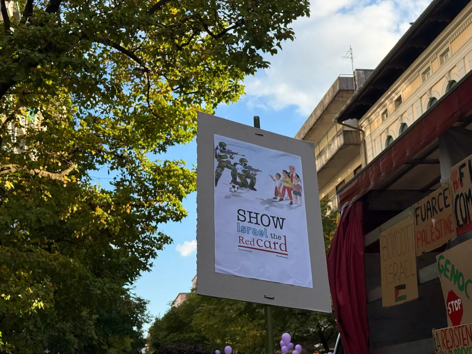 Migliaia di persone con la bandiera della Palestina che sventola e dà il via: è partito da piazza della Repubblica il corteo ProPal. I manifestanti attraverseranno il centro di Udine per dirigersi in piazza Primo Maggio. "Free Palestine", "fermate il genocidio" tra i cori dei partecipanti all'evento che, secondo gli organizzatori, sono oltre 10 mila.