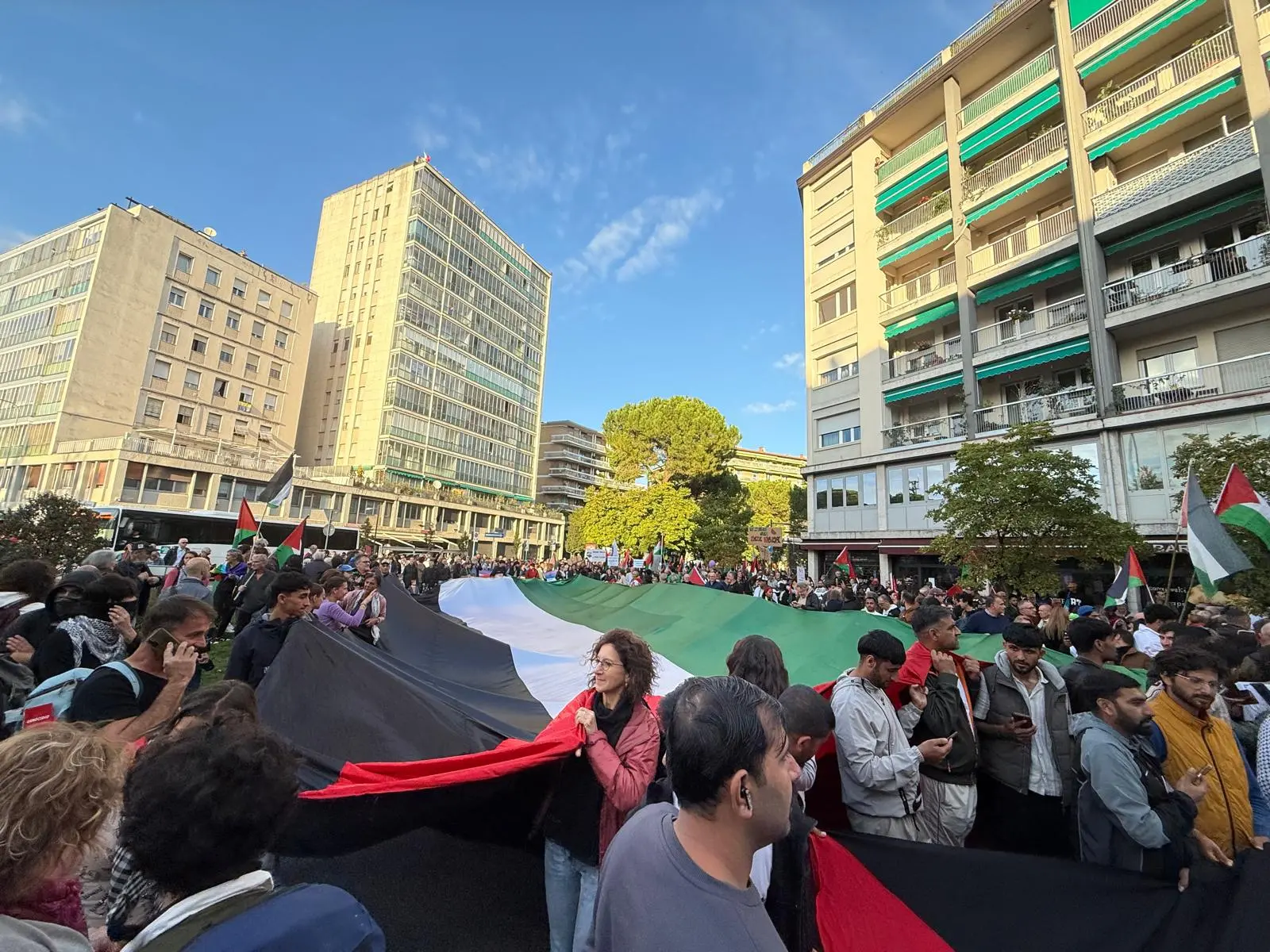 Migliaia di persone con la bandiera della Palestina che sventola e dà il via: è partito da piazza della Repubblica il corteo ProPal. I manifestanti attraverseranno il centro di Udine per dirigersi in piazza Primo Maggio. "Free Palestine", "fermate il genocidio" tra i cori dei partecipanti all'evento che, secondo gli organizzatori, sono oltre 10 mila.