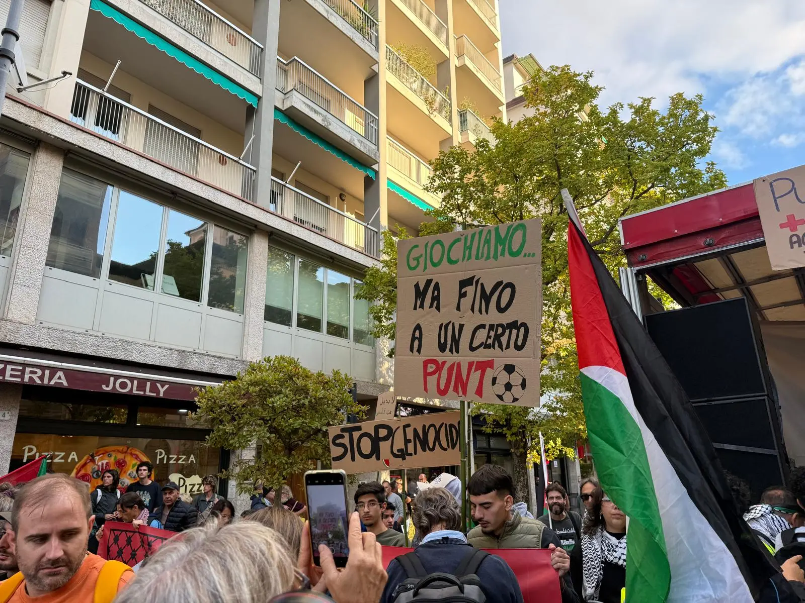 Migliaia di persone con la bandiera della Palestina che sventola e dà il via: è partito da piazza della Repubblica il corteo ProPal. I manifestanti attraverseranno il centro di Udine per dirigersi in piazza Primo Maggio. "Free Palestine", "fermate il genocidio" tra i cori dei partecipanti all'evento che, secondo gli organizzatori, sono oltre 10 mila.