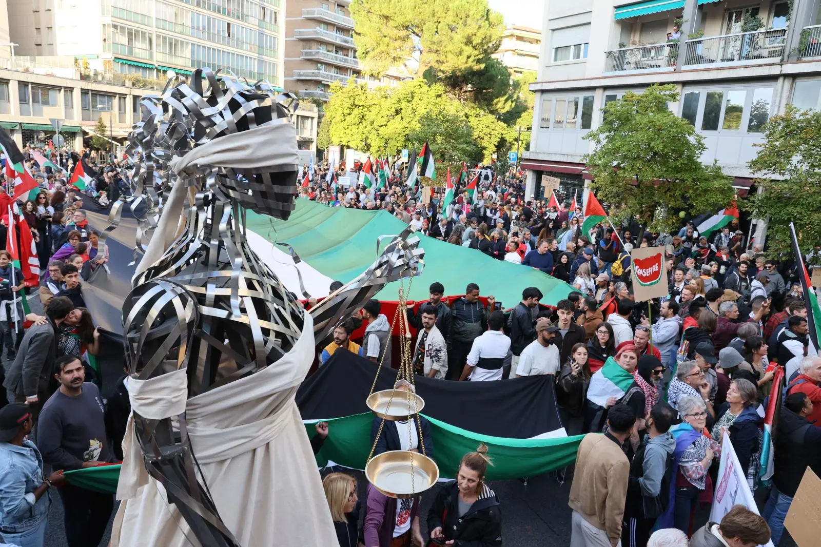 Migliaia di persone con la bandiera della Palestina che sventola e dà il via: parte da piazza della Repubblica il corteo ProPal. I manifestanti attraverseranno il centro di Udine per dirigersi in piazza Primo Maggio. "Free Palestine", "fermate il genocidio" tra i cori dei partecipanti all'evento