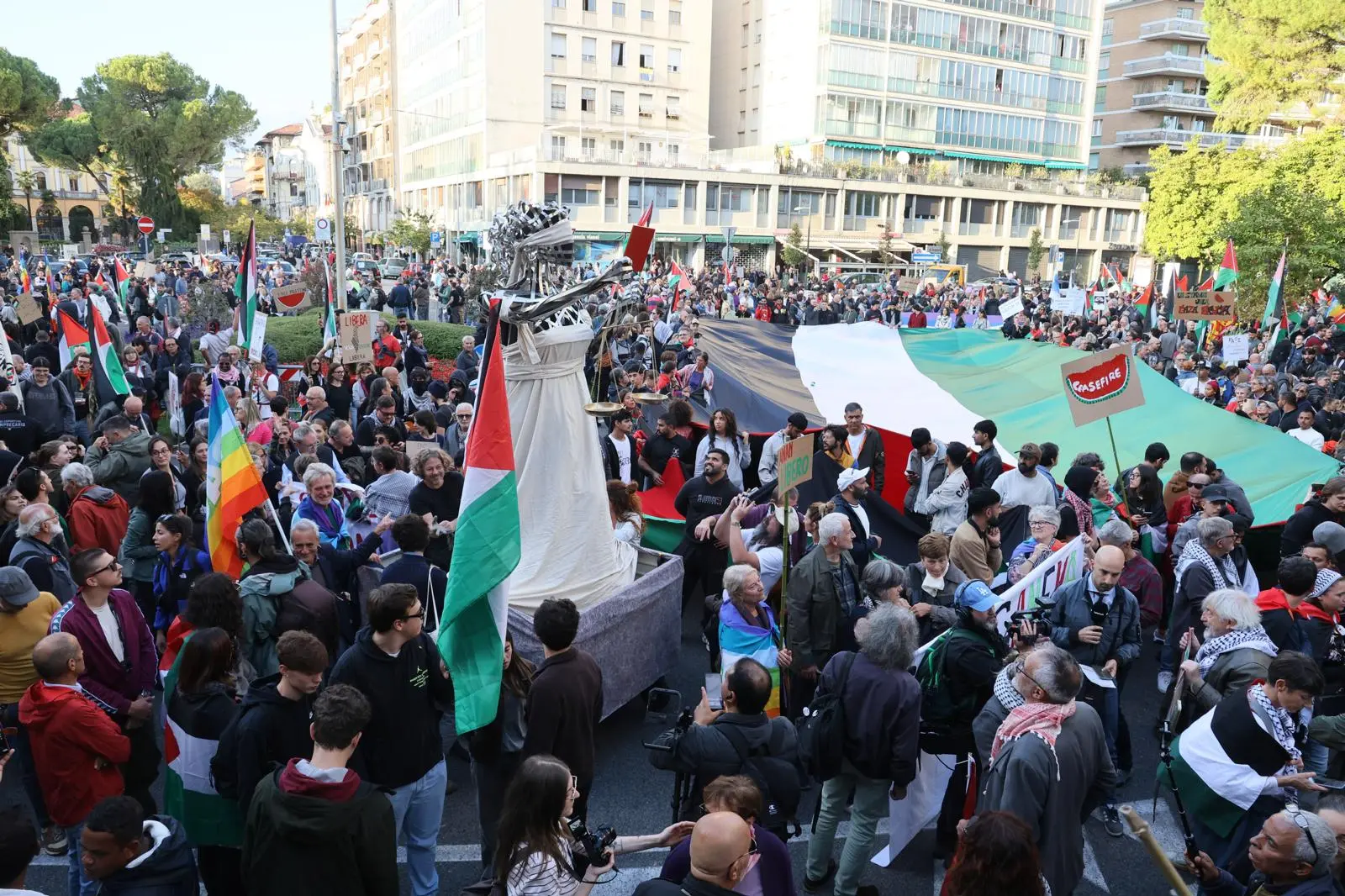 Migliaia di persone con la bandiera della Palestina che sventola e dà il via: parte da piazza della Repubblica il corteo ProPal. I manifestanti attraverseranno il centro di Udine per dirigersi in piazza Primo Maggio. "Free Palestine", "fermate il genocidio" tra i cori dei partecipanti all'evento