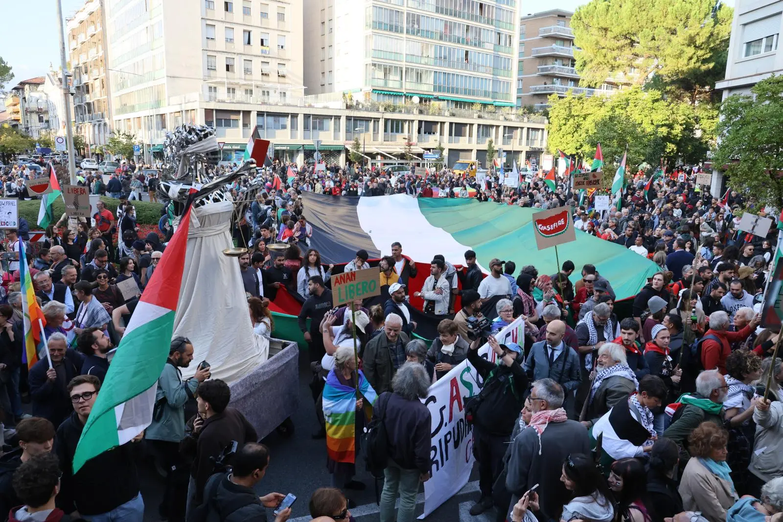 Migliaia di persone con la bandiera della Palestina che sventola e dà il via: parte da piazza della Repubblica il corteo ProPal. I manifestanti attraverseranno il centro di Udine per dirigersi in piazza Primo Maggio. "Free Palestine", "fermate il genocidio" tra i cori dei partecipanti all'evento