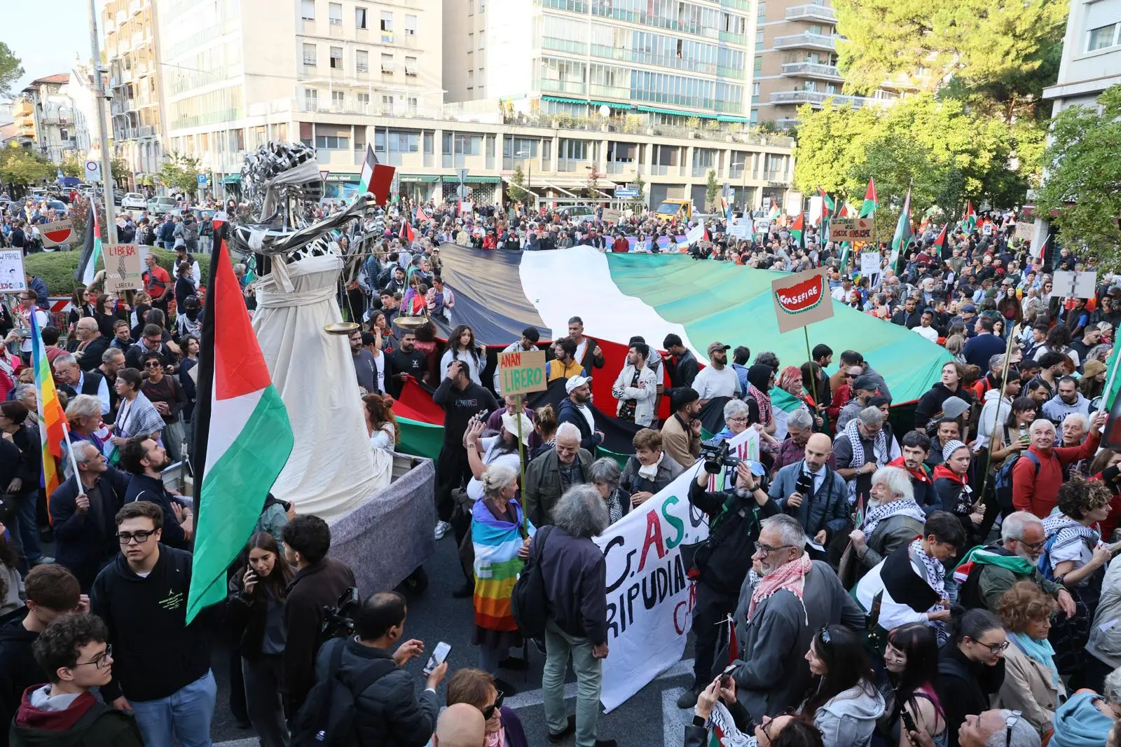 Migliaia di persone con la bandiera della Palestina che sventola e dà il via: parte da piazza della Repubblica il corteo ProPal. I manifestanti attraverseranno il centro di Udine per dirigersi in piazza Primo Maggio. "Free Palestine", "fermate il genocidio" tra i cori dei partecipanti all'evento