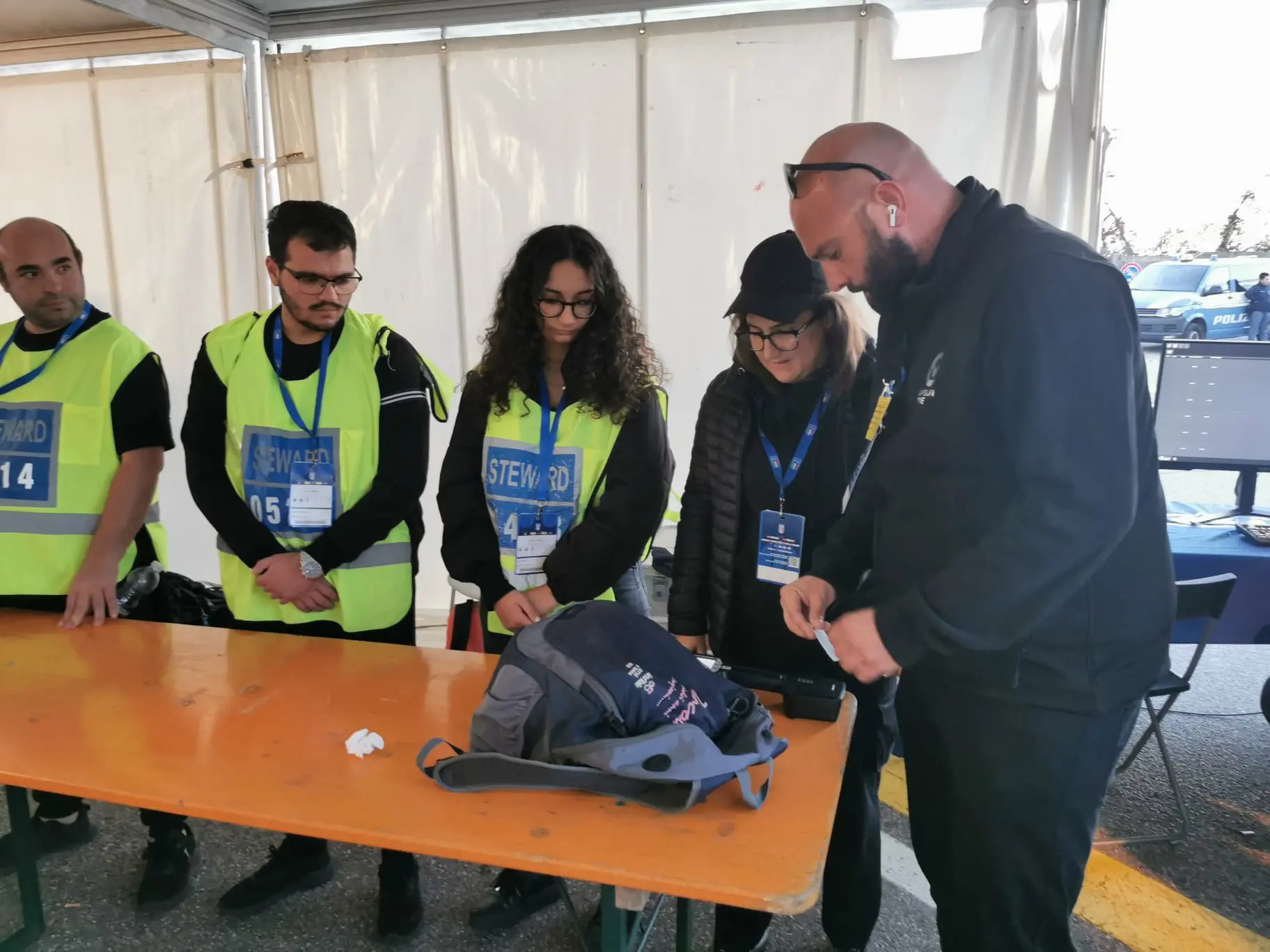 Controlli in stile aeroporto ma clima disteso nei diversi accessi allo stadio Friuli per i tifosi già presenti sul posto. Sono famiglie, gruppi di amici, vengono dal Friuli, dal Veneto, ma anche da Austria e Slovenia. In generale, nonostante l’ingente dispiegamento di forze dell’ordine, a prevalere è l’emozione di poter assistere dal vivo a un match della Nazionale italiana.