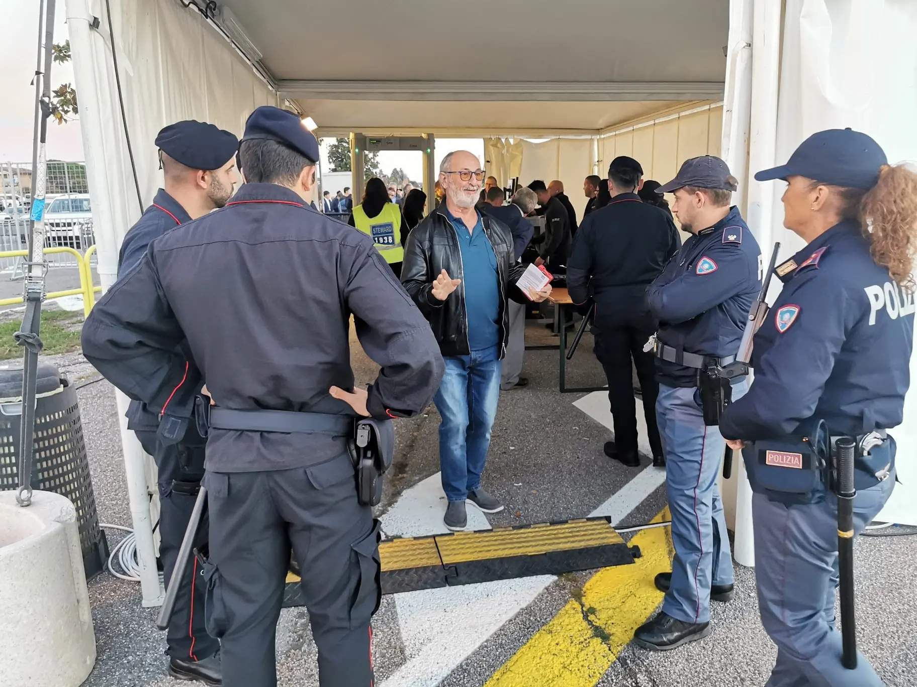 Controlli in stile aeroporto ma clima disteso nei diversi accessi allo stadio Friuli per i tifosi già presenti sul posto. Sono famiglie, gruppi di amici, vengono dal Friuli, dal Veneto, ma anche da Austria e Slovenia. In generale, nonostante l’ingente dispiegamento di forze dell’ordine, a prevalere è l’emozione di poter assistere dal vivo a un match della Nazionale italiana.