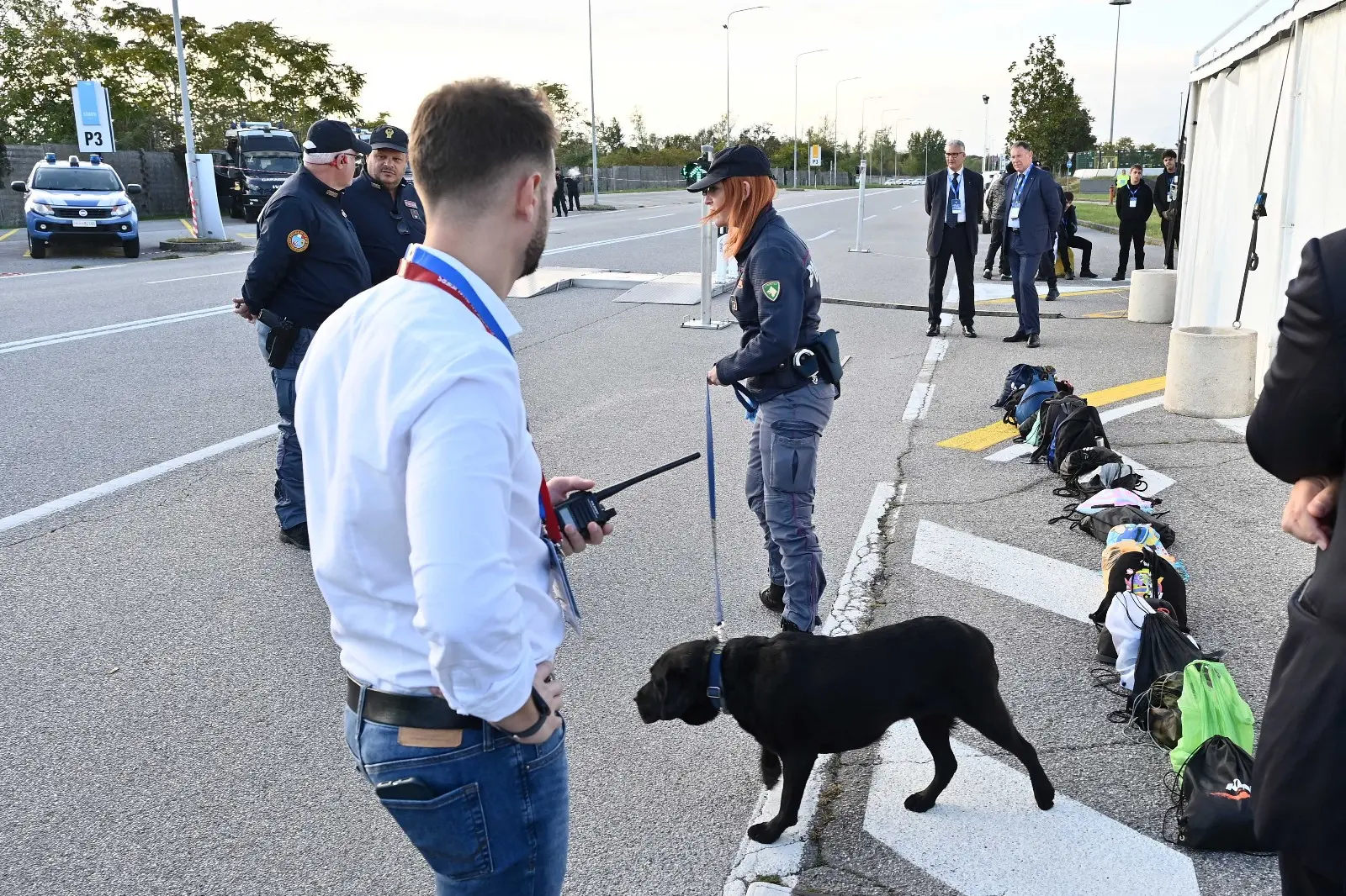 Controlli in stile aeroporto ma clima disteso nei diversi accessi allo stadio Friuli per i tifosi già presenti sul posto. Sono famiglie, gruppi di amici, vengono dal Friuli, dal Veneto, ma anche da Austria e Slovenia. In generale, nonostante l’ingente dispiegamento di forze dell’ordine, a prevalere è l’emozione di poter assistere dal vivo a un match della Nazionale italiana.