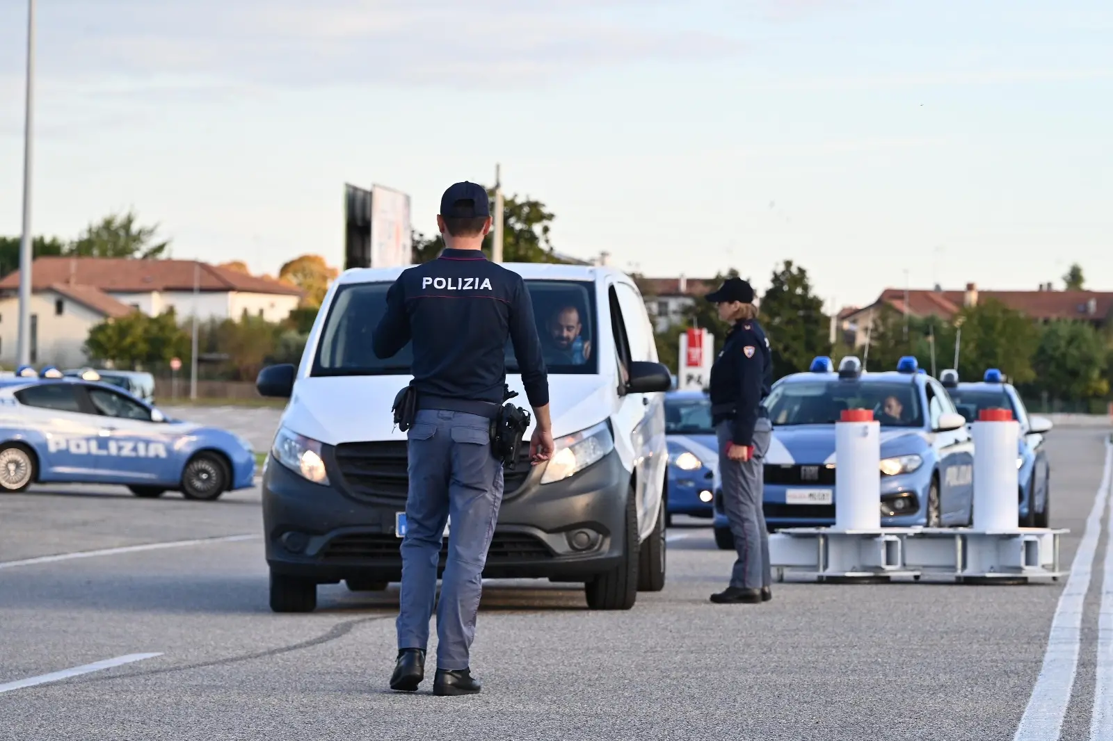 Controlli in stile aeroporto ma clima disteso nei diversi accessi allo stadio Friuli per i tifosi già presenti sul posto. Sono famiglie, gruppi di amici, vengono dal Friuli, dal Veneto, ma anche da Austria e Slovenia. In generale, nonostante l’ingente dispiegamento di forze dell’ordine, a prevalere è l’emozione di poter assistere dal vivo a un match della Nazionale italiana.