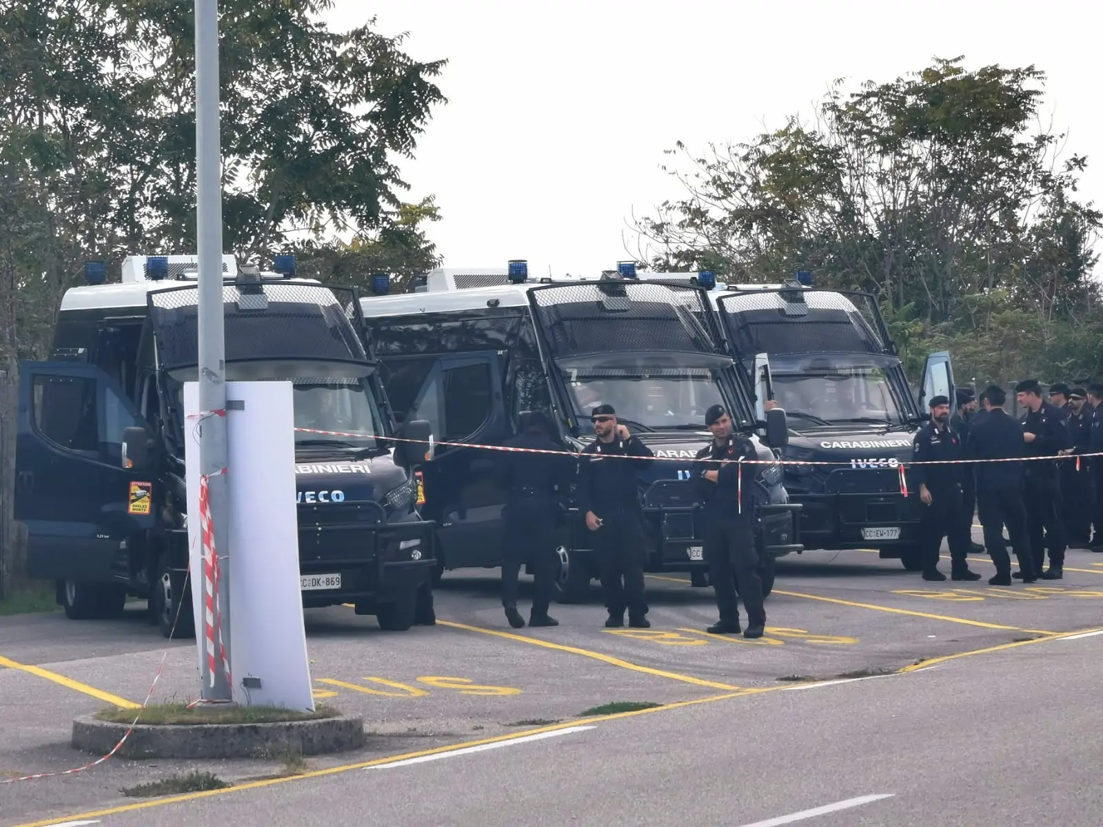 Controlli in stile aeroporto ma clima disteso nei diversi accessi allo stadio Friuli per i tifosi già presenti sul posto. Sono famiglie, gruppi di amici, vengono dal Friuli, dal Veneto, ma anche da Austria e Slovenia. In generale, nonostante l’ingente dispiegamento di forze dell’ordine, a prevalere è l’emozione di poter assistere dal vivo a un match della Nazionale italiana.