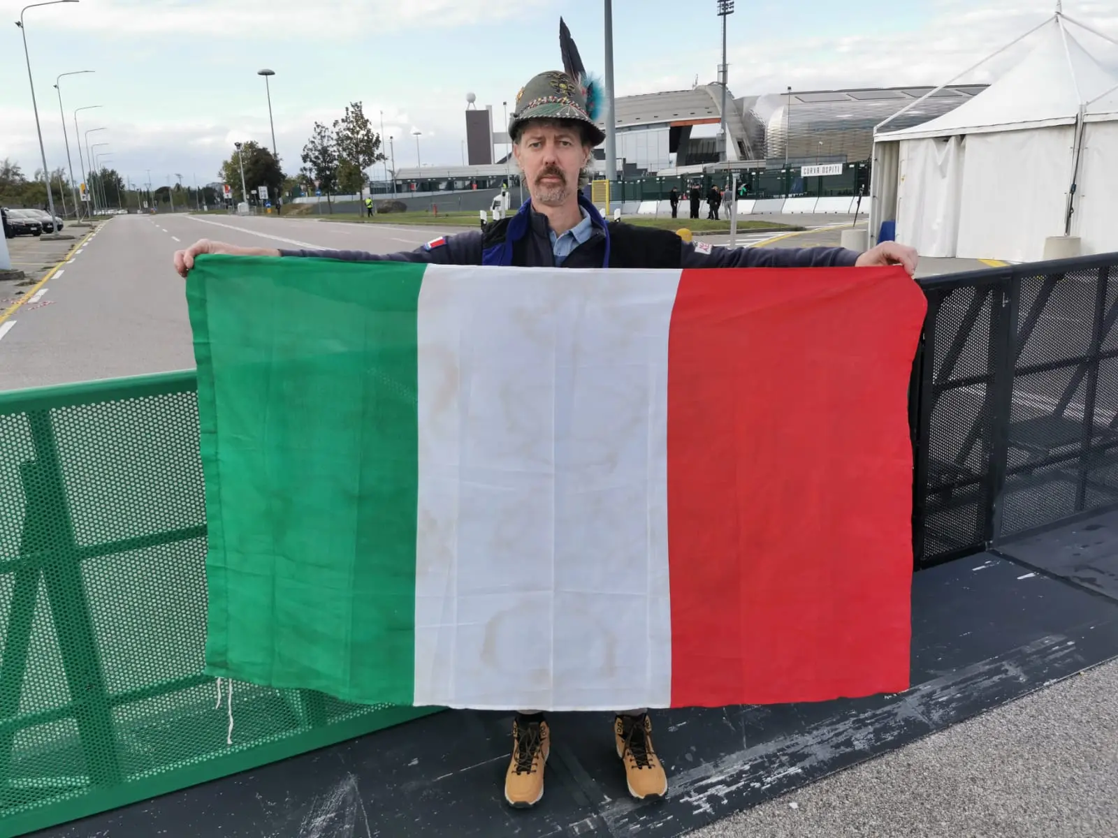 Controlli in stile aeroporto ma clima disteso nei diversi accessi allo stadio Friuli per i tifosi già presenti sul posto. Sono famiglie, gruppi di amici, vengono dal Friuli, dal Veneto, ma anche da Austria e Slovenia. In generale, nonostante l’ingente dispiegamento di forze dell’ordine, a prevalere è l’emozione di poter assistere dal vivo a un match della Nazionale italiana.
