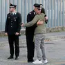 L’abbraccio in via Rismondo a Padova tra il maresciallo maggiore Lorenzo Viel e una carabiniera, collega dei militari morti (foto Agenzia Bianchi)