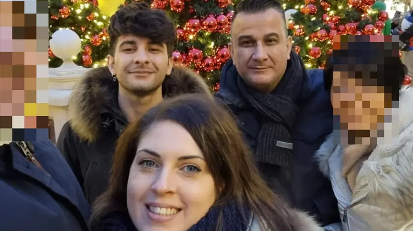Il brigadiere capo Valerio Daprà (a destra) in uno scatto con il figlio Christian e la figlia della compagna, Tatiana Michetti
