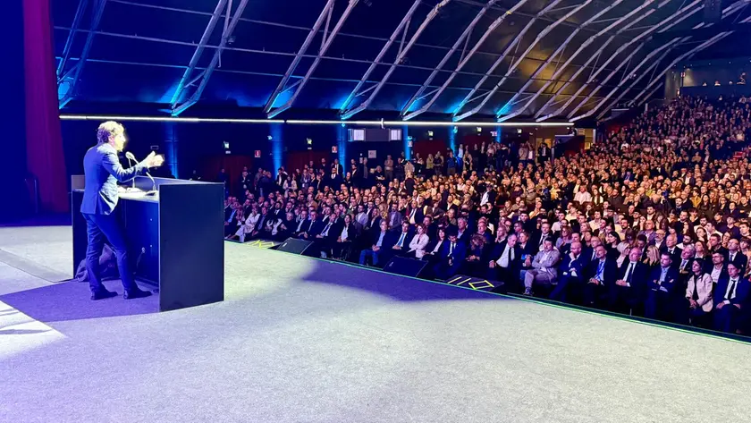 Alberto Stefani sul palco dell'evento per l'avvio della campagna elettorale (foto Agenzia Bianchi)
