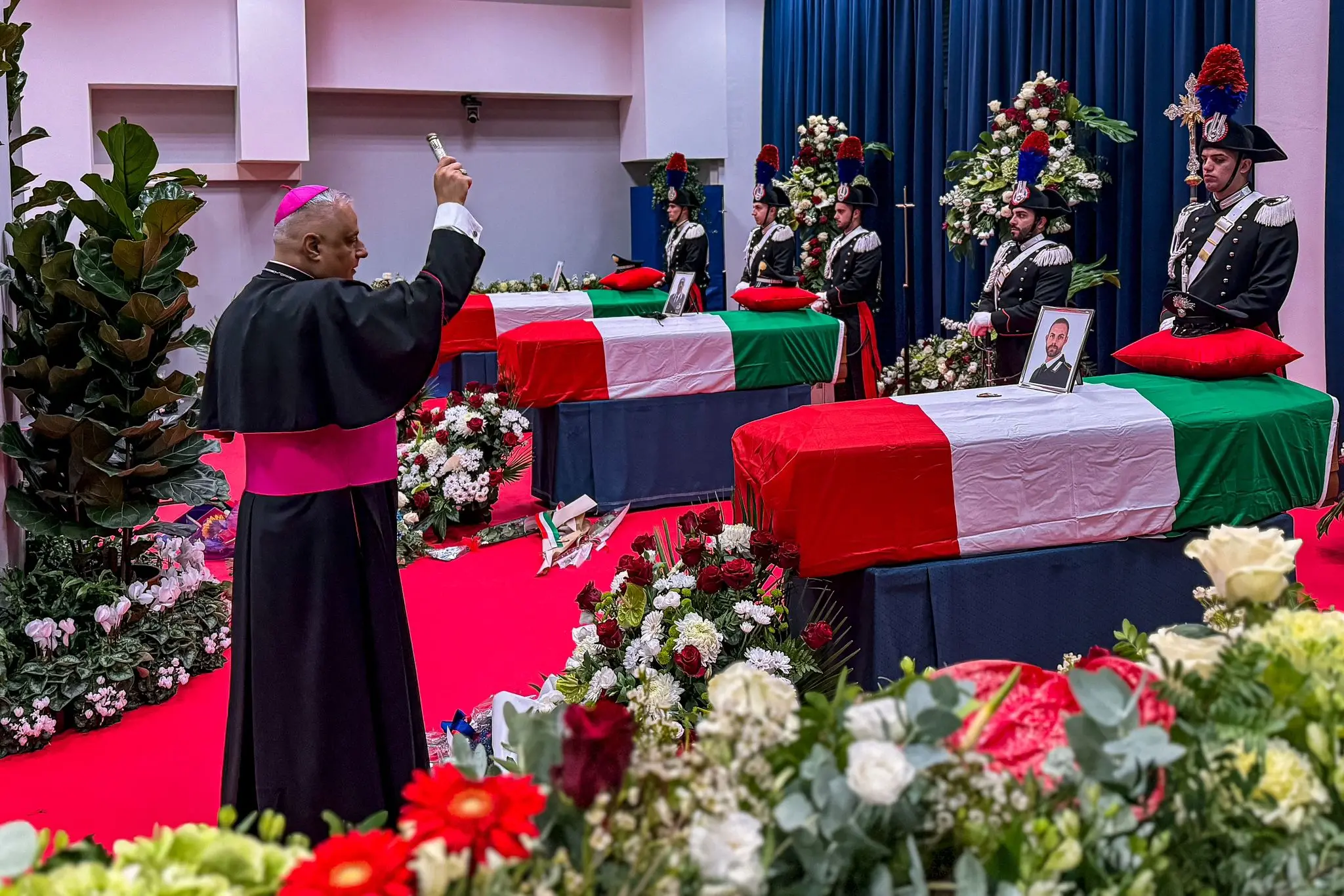 La benedizione dei feretri da parte dell’ordinario militare, monsignor Gian Franco Saba