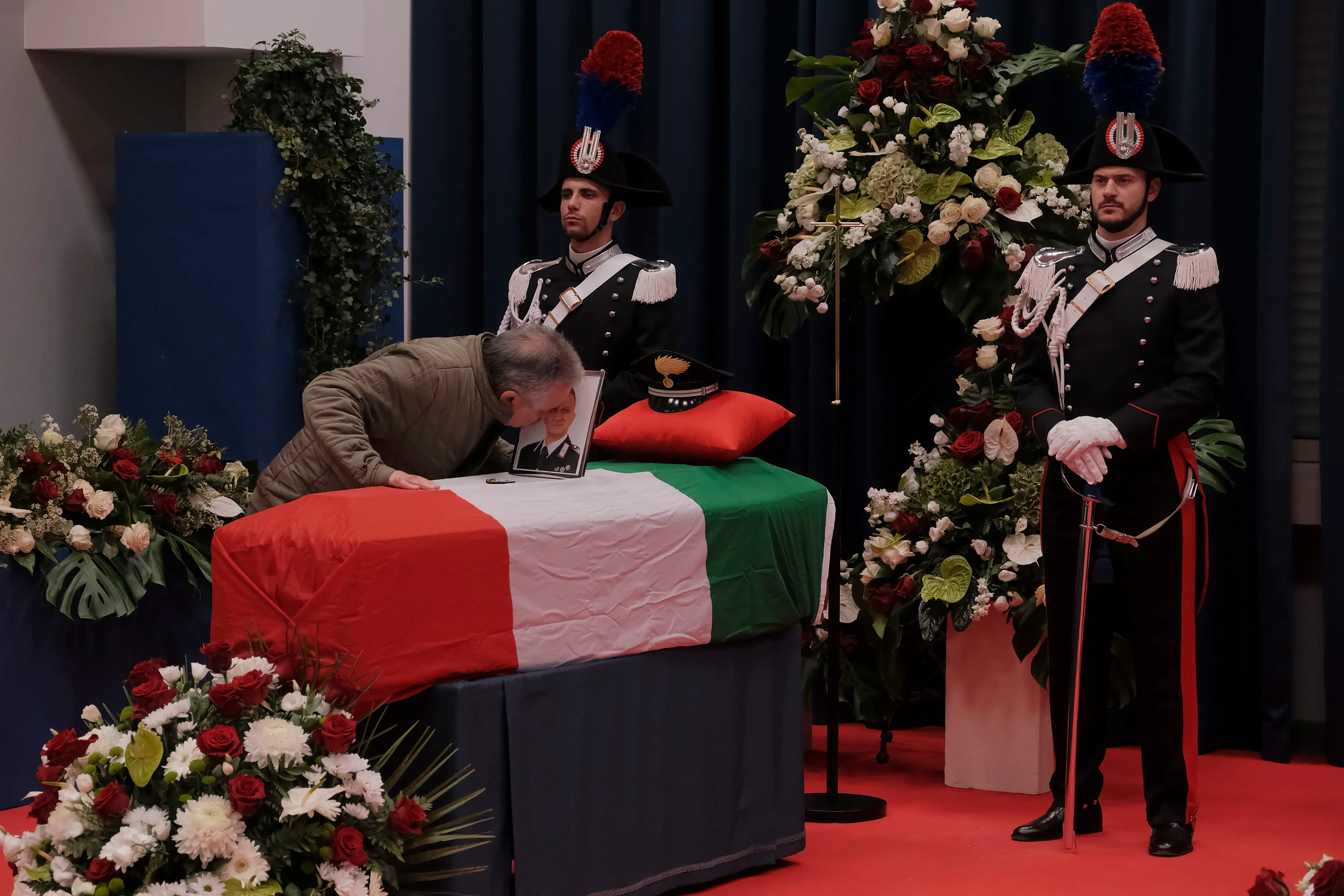 L'estremo saluto a uno dei carabinieri uccisi nell'esplosione (foto Agenzia Bianchi)