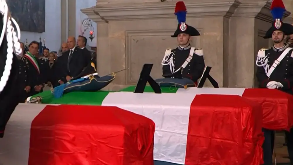 Un momento della cerimonia funebre dei tre carabinieri uccisi