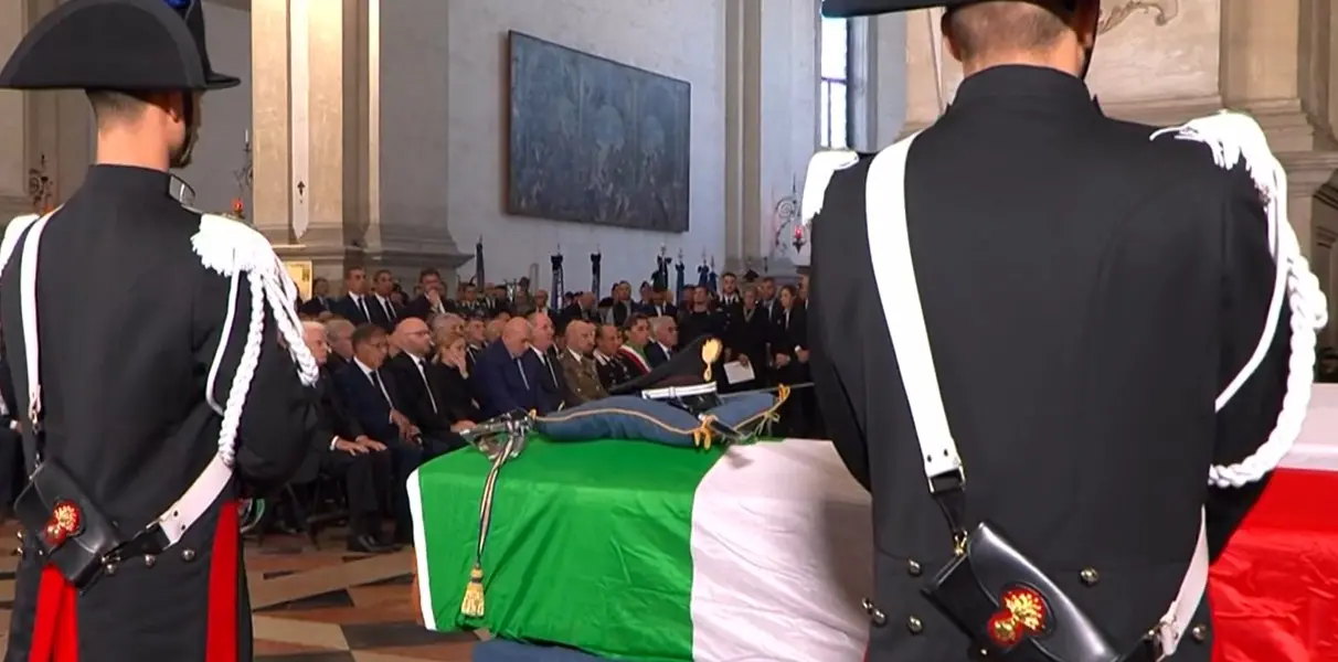 nella Basilica di Santa Giustina a Padova, i funerali di Stato per i tre militari dell'Arma rimasti uccisi durante un'operazione nella Bassa Veronese. Presenti le massime cariche dello Stato, a partire dal Capo dello Stato, Sergio Mattarella e politiche, con la premier Giorgia Meloni