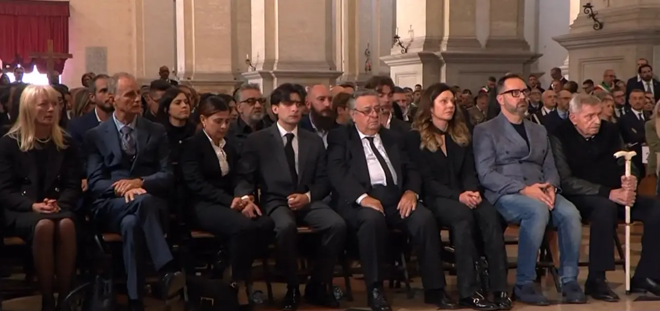 nella Basilica di Santa Giustina a Padova, i funerali di Stato per i tre militari dell'Arma rimasti uccisi durante un'operazione nella Bassa Veronese. Presenti le massime cariche dello Stato, a partire dal Capo dello Stato, Sergio Mattarella e politiche, con la premier Giorgia Meloni