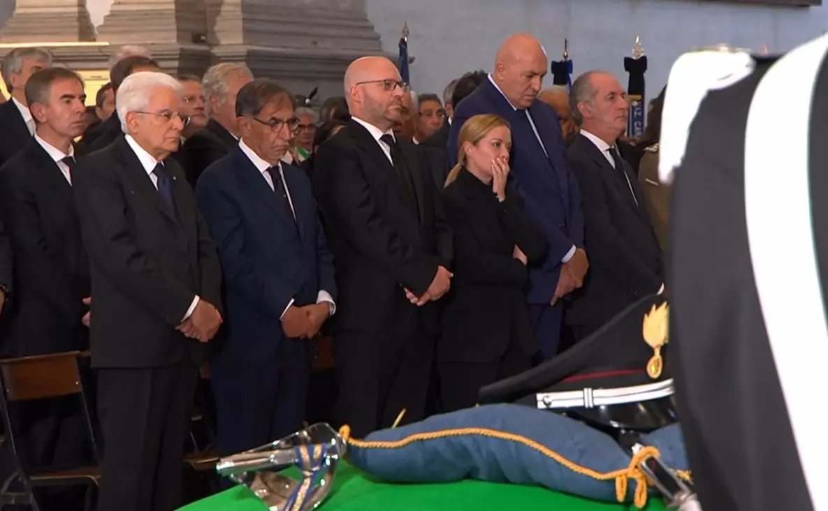 nella Basilica di Santa Giustina a Padova, i funerali di Stato per i tre militari dell'Arma rimasti uccisi durante un'operazione nella Bassa Veronese. Presenti le massime cariche dello Stato, a partire dal Capo dello Stato, Sergio Mattarella e politiche, con la premier Giorgia Meloni