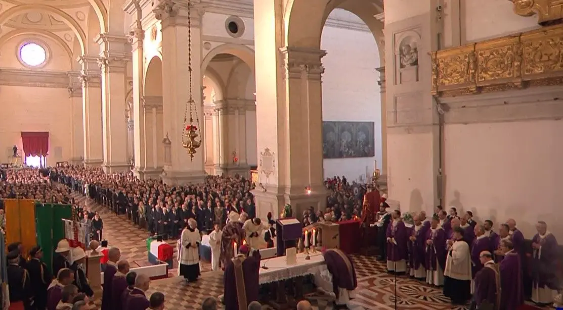 nella Basilica di Santa Giustina a Padova, i funerali di Stato per i tre militari dell'Arma rimasti uccisi durante un'operazione nella Bassa Veronese. Presenti le massime cariche dello Stato, a partire dal Capo dello Stato, Sergio Mattarella e politiche, con la premier Giorgia Meloni