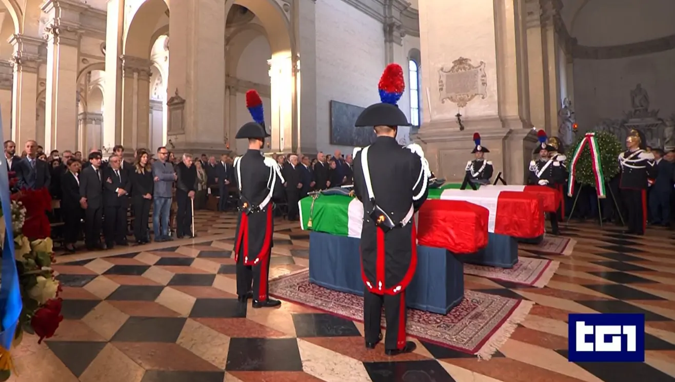 nella Basilica di Santa Giustina a Padova, i funerali di Stato per i tre militari dell'Arma rimasti uccisi durante un'operazione nella Bassa Veronese. Presenti le massime cariche dello Stato, a partire dal Capo dello Stato, Sergio Mattarella e politiche, con la premier Giorgia Meloni