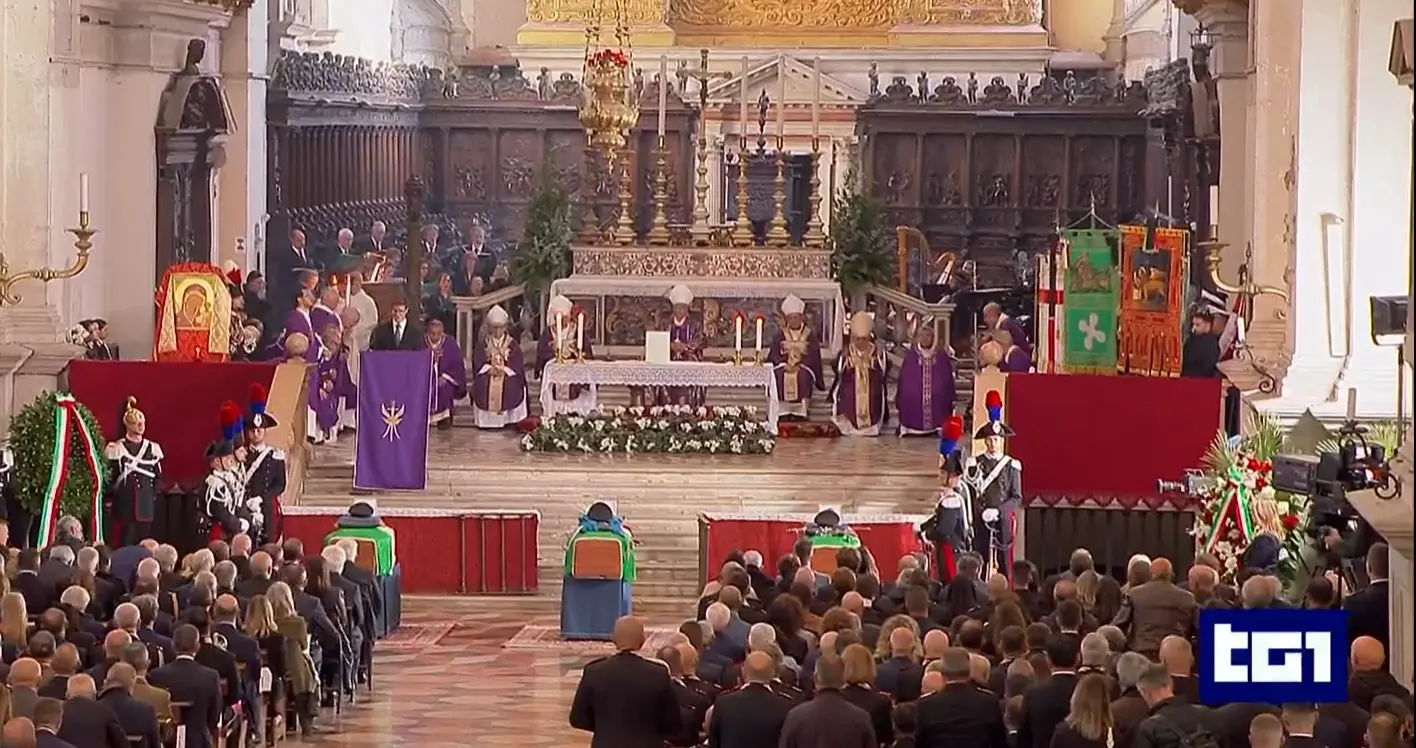 nella Basilica di Santa Giustina a Padova, i funerali di Stato per i tre militari dell'Arma rimasti uccisi durante un'operazione nella Bassa Veronese. Presenti le massime cariche dello Stato, a partire dal Capo dello Stato, Sergio Mattarella e politiche, con la premier Giorgia Meloni