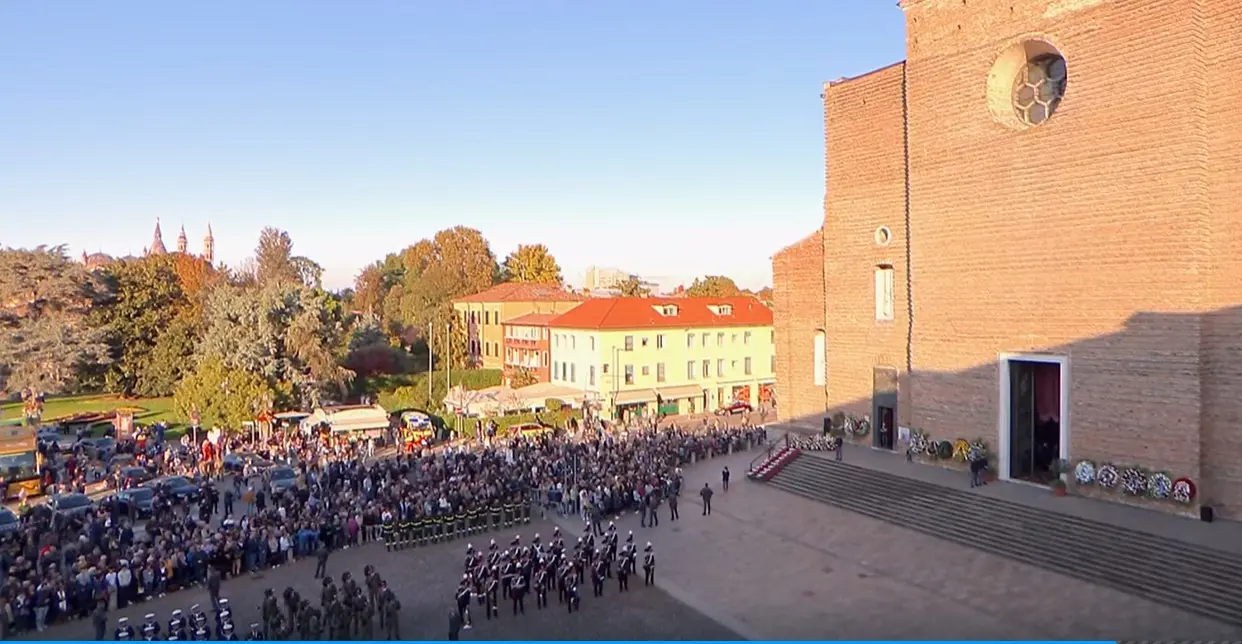Nella Basilica di Santa Giustina a Padova, i funerali di Stato per i tre militari dell'Arma rimasti uccisi durante un'operazione nella Bassa Veronese. Presenti le massime cariche dello Stato, a partire dal Capo dello Stato, Sergio Mattarella e politiche, con la premier Giorgia Meloni