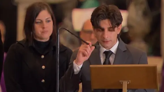 Christian Daprà, figlio di Valerio, durante il funerale