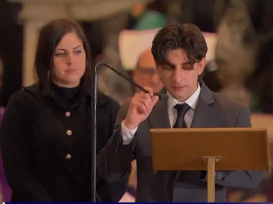 Christian Daprà, figlio di Valerio, durante il funerale