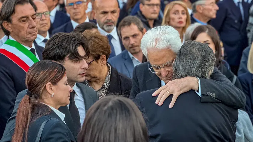 L'abbraccio di Mattarella ai parenti dei tre carabinieri uccisi nella strage di Castel d'Azzano
