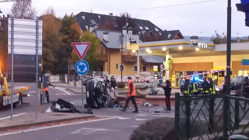 L'auto ribaltata dopo lo schianto contro la fontana ad Asiago: morti tre ventenni