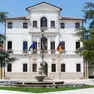 Aggredita in pieno centro davanti al municipio